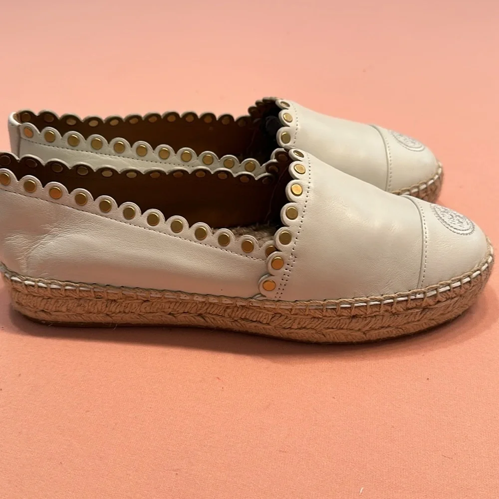 New Tory Burch Leather,Gold Embellish Ivory Shoe. Size 8.5.